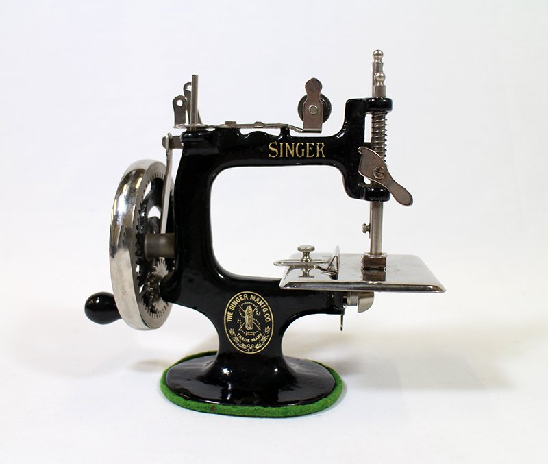 CHILD'S SINGER SEWING MACHINE: Vintage black Singer child's sewing machine. Crank spins & machine is working. 6 1/2" tall 7" wide.