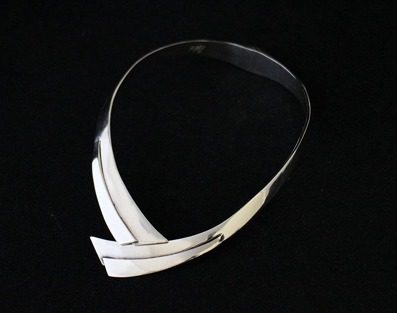 925 STERLING SILVER MODERNISTIC NECKLACE: Modern sterling choker open back necklace. Weighs 91 grams.