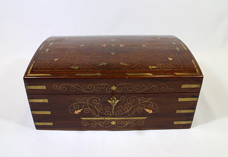 ANTIQUE ROSEWOOD INLAID BRASS & COPPER BOX: 19th/20th century Anglo Indian brass and copper scroll design. Dovetail corners with brass accent. Lift out tray. Key included. 12" x 5" x 12.75"