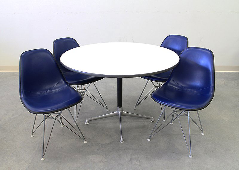 HERMAN MILLER MID CENTURY TABLE & CHAIRS: Herman Miller Mid Century Modern dining room table & 4 blue chairs. Table 27 3/4" tall 42" wide.