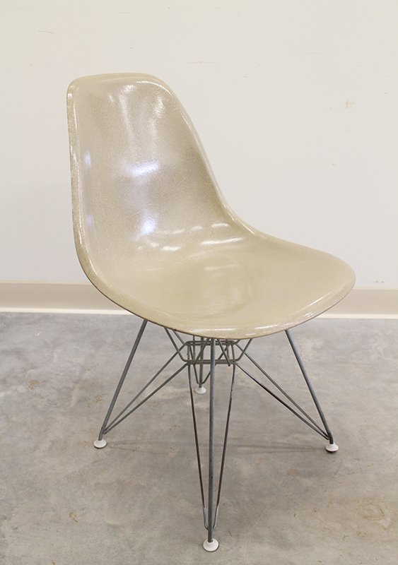 HERMAN MILLER MID CENTURY CHAIR: Herman Miller Mid Century Modern chair designed by Charles Eames, 31" tall to back.