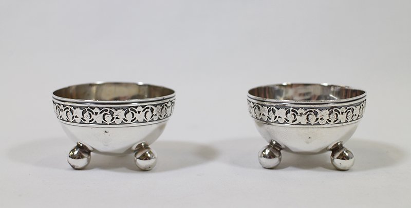 (2) 1892 VICTORIAN ENGLISH STERLING SALT CELLARS: Pair of Victorian 1892 sterling salt cellars hallmarked with silversmith Walter & John Barnard. 1 1/2" tall 2 1/4" wide. Total weight of 2.64 OZT.