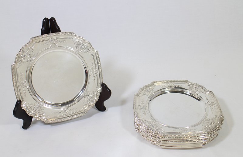 (12) TIFFANY & CO. MAKERS STERLING PLATES: Stunning set of 12 Tiffany & Co. Makers sterling silver bread or desert plates. Pattern 19300A. Plates measure 6" wide. Total weight of 79.97 OZT.