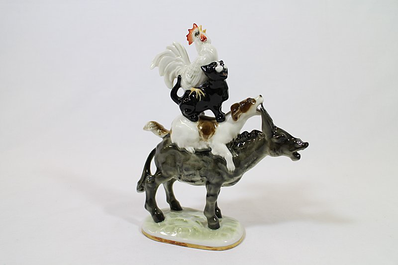 HUTSCHENREUTHER BREMEN TOWN MUSICIANS FIGURINE: Hutschenreuther porcelain figurine Bremen Town Musicians with donkey, cat, dog, and rooster singing. 7 1/2" tall.