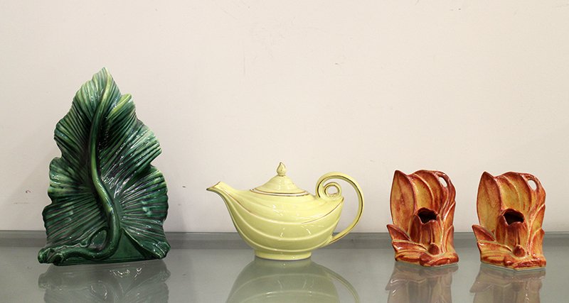 VINTAGE POTTERY: 1940's McCoy wall pockets, Mid Century Leaf TV lamp & Hall Aladin teapot.