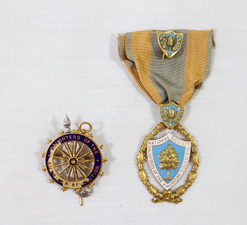 (2) DAUGHTERS AMERICAN REVOLUTION & COLONISTS: (DAR) Daughters of the American Revolution 14K pin (some blue enamel loss) and a 14K National Society Daughters of the American Colonists medal with ribbon & attached pin.