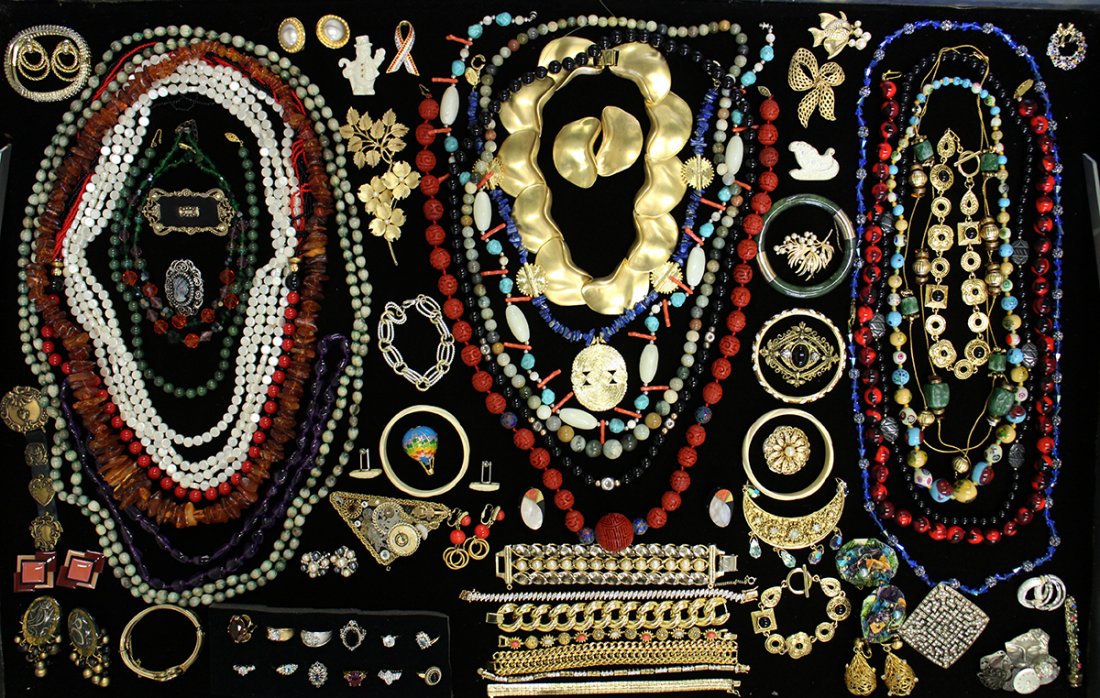 VINTAGE COSTUME JEWELRY (1 of 5)