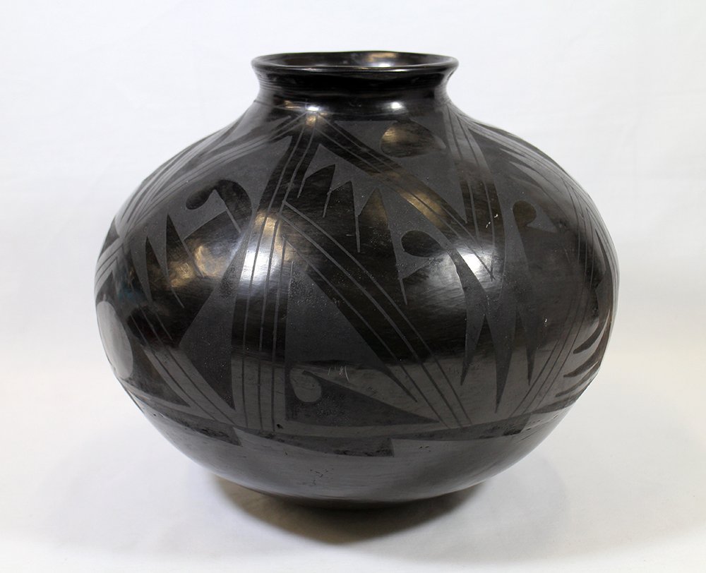 JERONIMO VILLALPANDO BLACK MEXICAN POTTERY VASE (1 of 2)