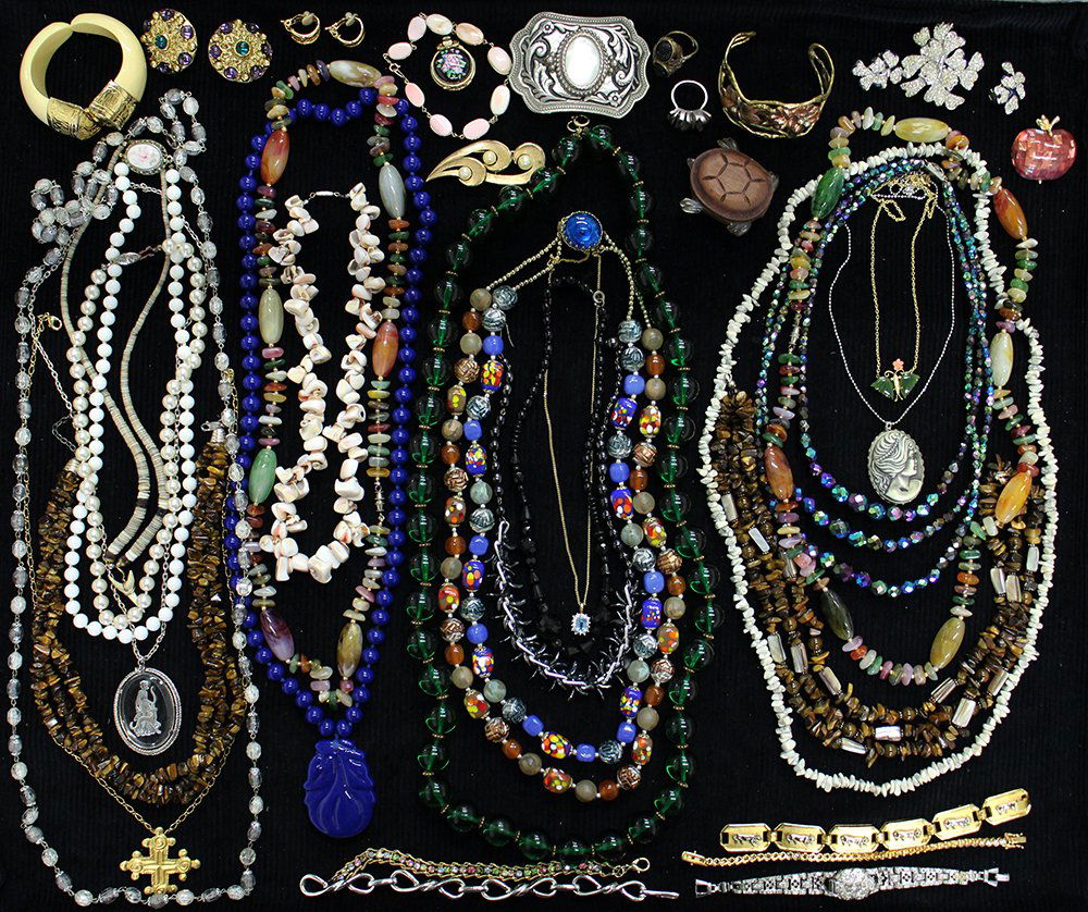 VINTAGE COSTUME JEWELRY (1 of 5)