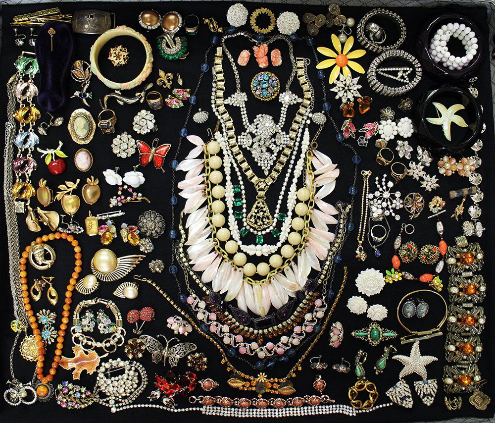 VINTAGE COSTUME JEWELRY (1 of 7)