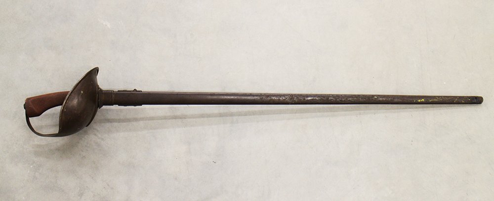 WWI BRITISH CAVALRY SWORD (1 of 5)