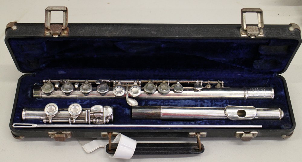 SELMER SIGNET SPECIAL FLUTE: Selmer Signet Special Flute with case. Sterling head.