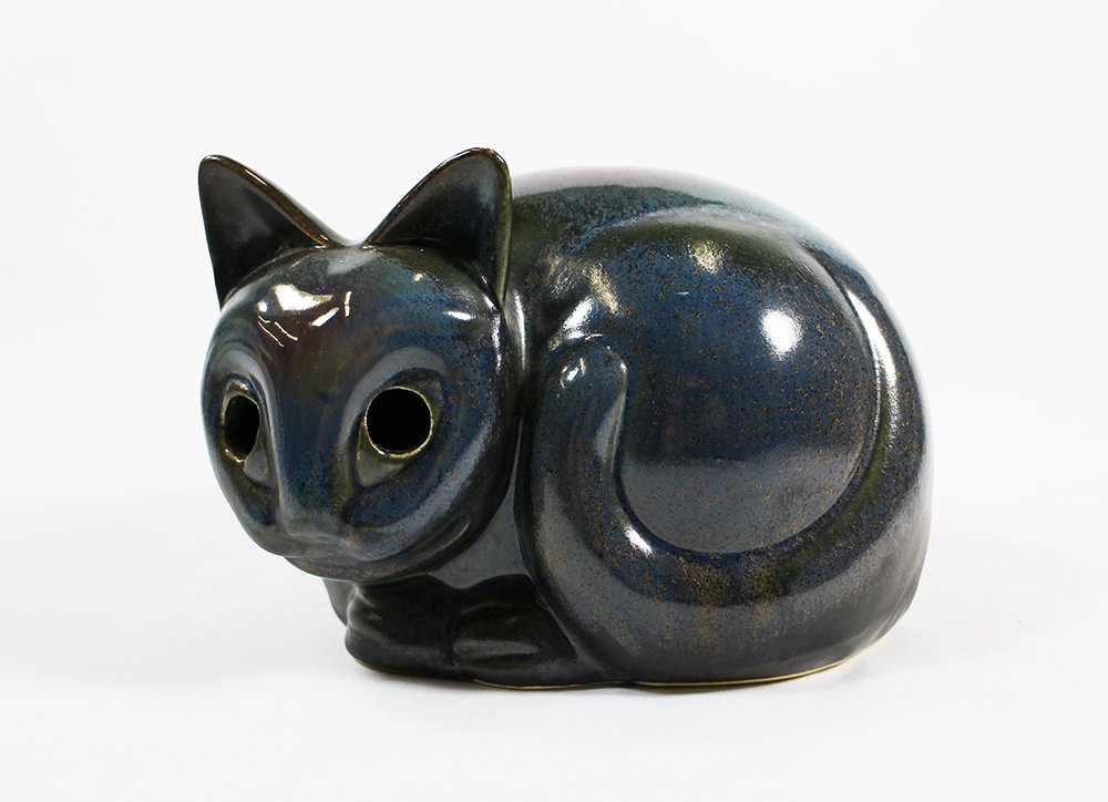 MID CENTURY RAYMOR MANCLOLI ART POTTERY CAT: 6 1/2" x 5" x 4" tall.