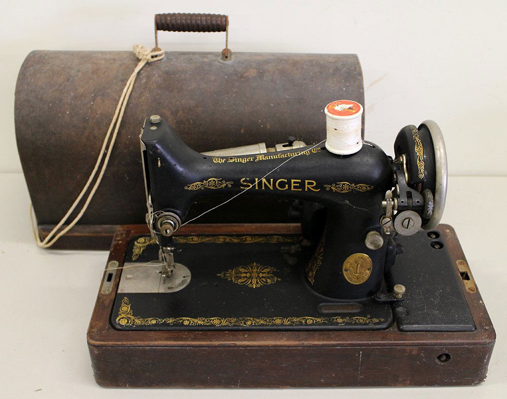 SINGER SEWING MACHINE: Antique c1926 Singer sewing machine with case. Some wear, losses, warping to wood. Machine 17 1/4" x 8 1/4" wide.