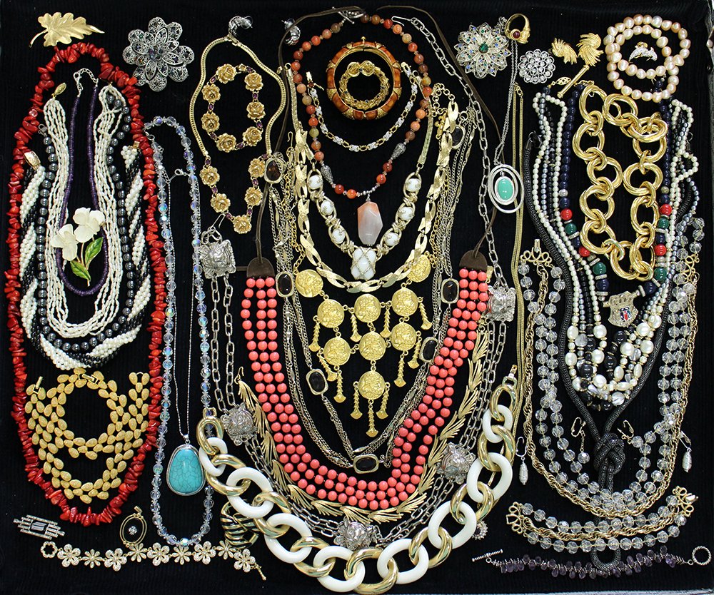 VINTAGE COSTUME JEWELRY (1 of 5)