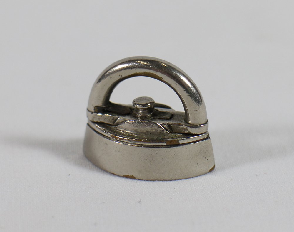 ENTERPRISE MFG CO MINIATURE ADVERTISING SAD IRON (1 of 3)