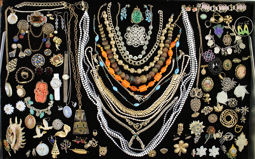 VINTAGE COSTUME JEWLERY LOT (1 of 8)