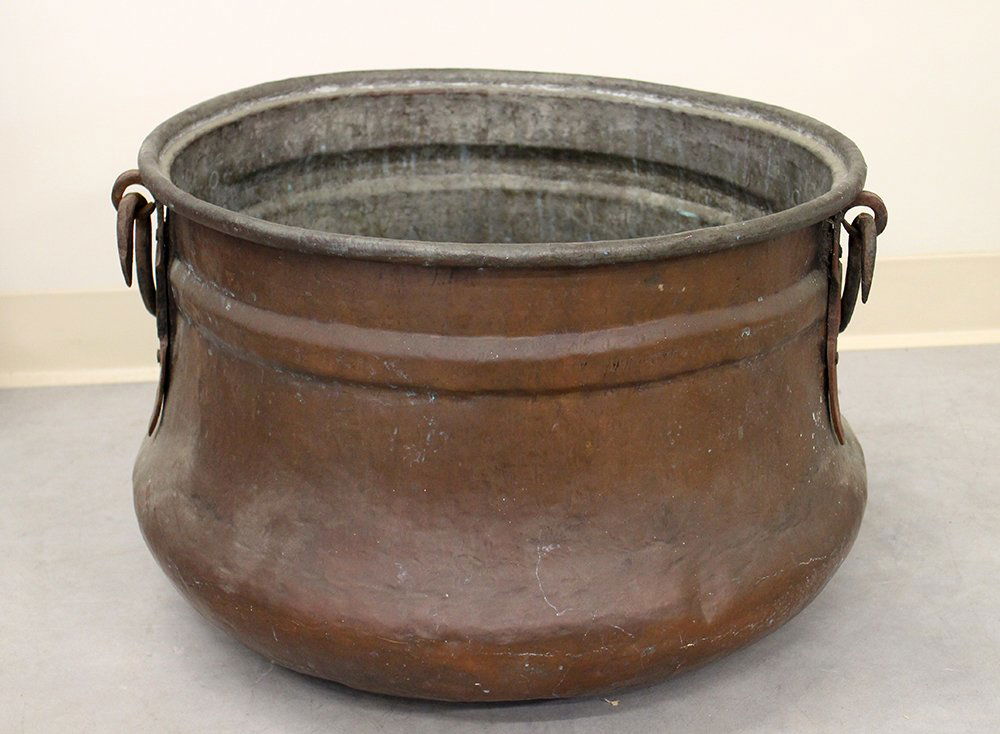 19TH CENTURY LARGE COPPER KETTLE (1 of 2)