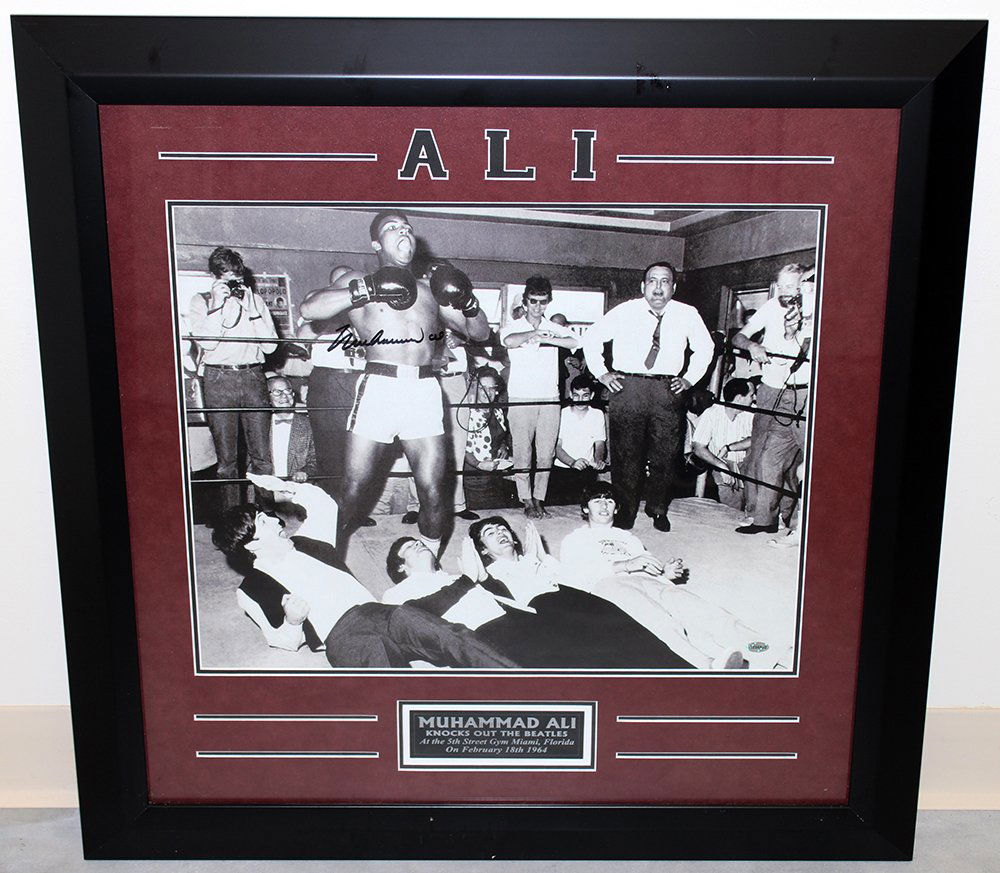 MUHAMMAD ALI SIGNED BEATLES PHOTO (1 of 4)