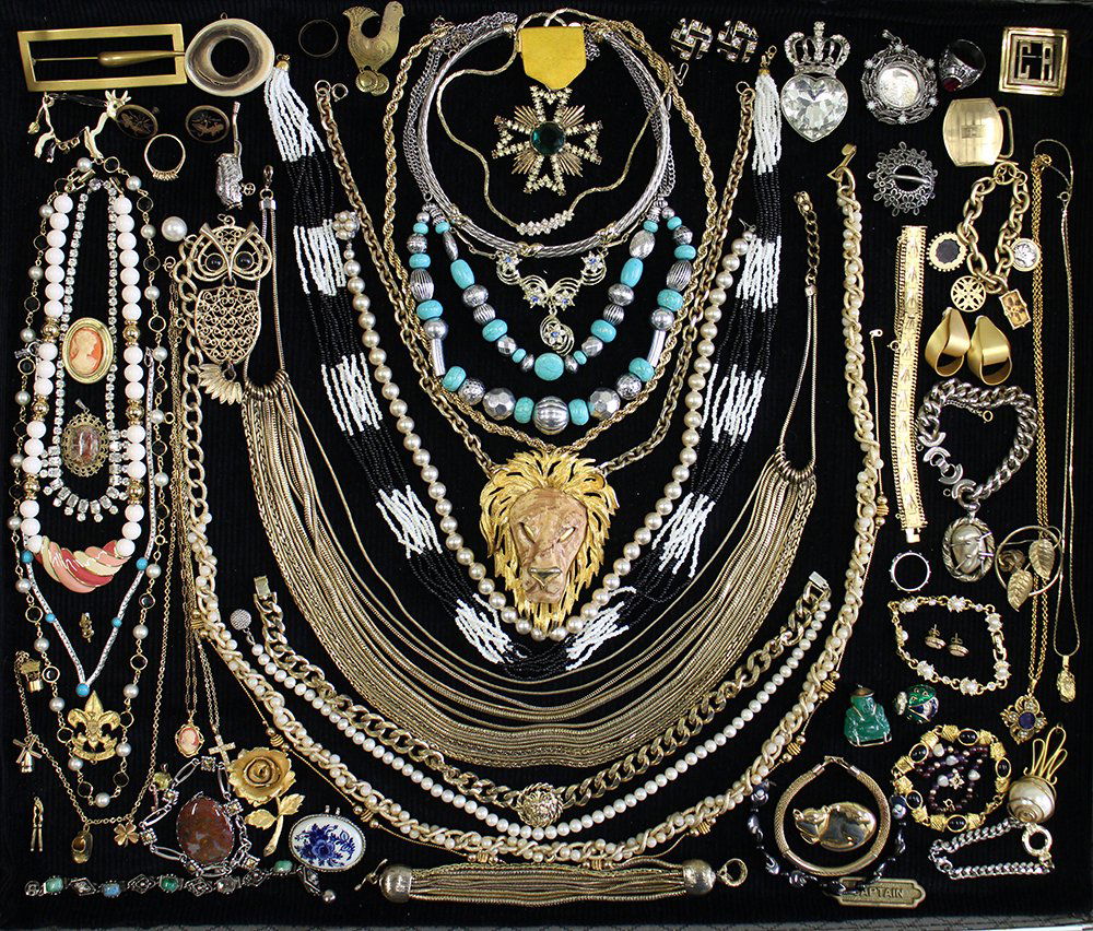 VINTAGE COSTUME JEWELRY (1 of 5)