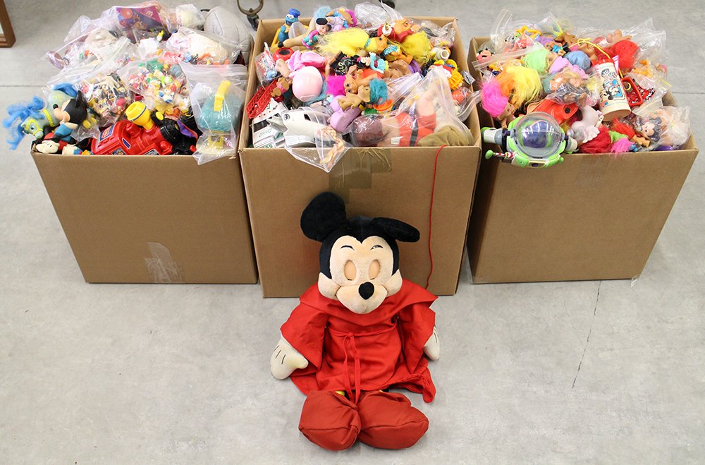 LARGE COLLECTION OF VINTAGE & NEW TOYS (1 of 4)