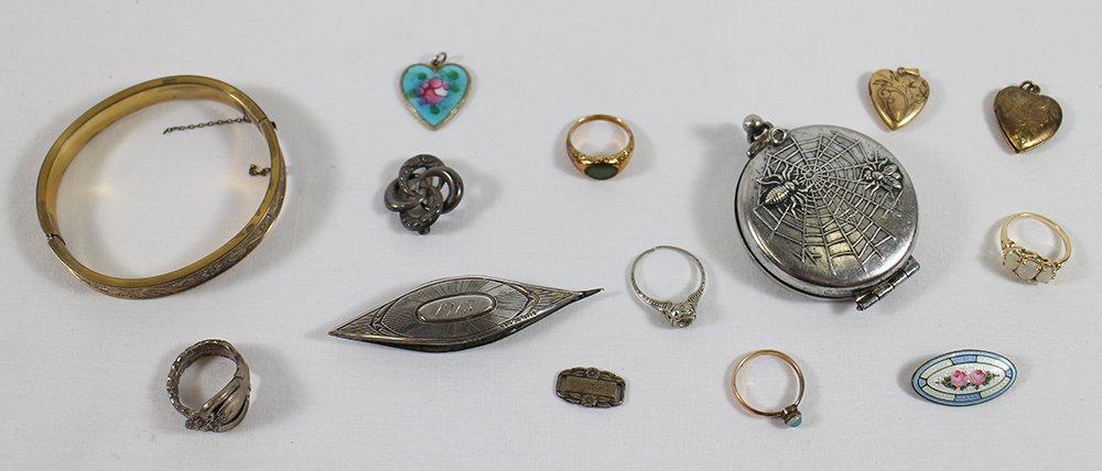 VICTORIAN JEWELRY COLLECTION: Includes a silver plate spider & fly compact, a Nathan Mills sterling tatting shuttle, sterling guilloche enamel pin, Art Deco ring, 14K gold opal ring, 14K gold jade ring & more.