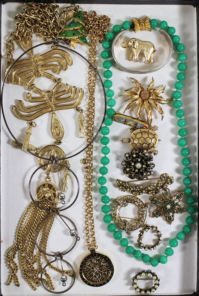 VINTAGE COSTUME JEWELRY (1 of 3)
