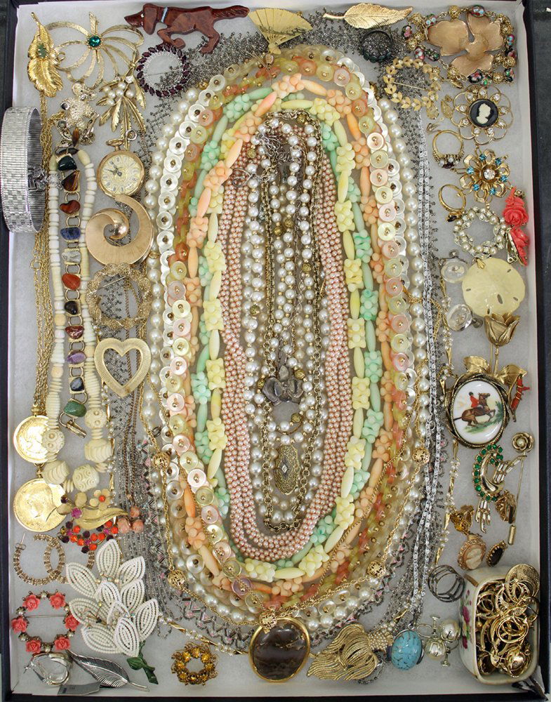 VINTAGE COSTUME JEWELRY (1 of 4)