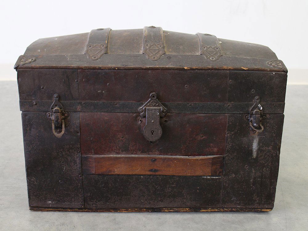 ANTIQUE PIRATE SEA CHEST TRUNK (1 of 3)
