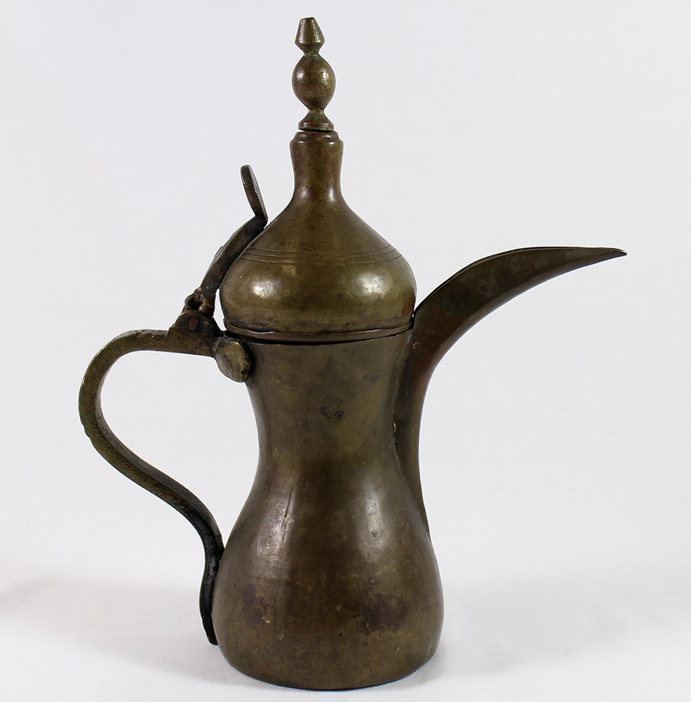 ANTIQUE BRASS BEDOUIN DALLAH ARABIC COFFEE POT (1 of 4)