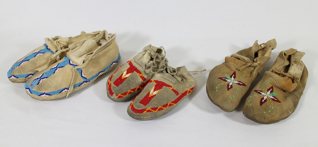 NATIVE AMERICAN BEADED MOCCASINS (1 of 3)