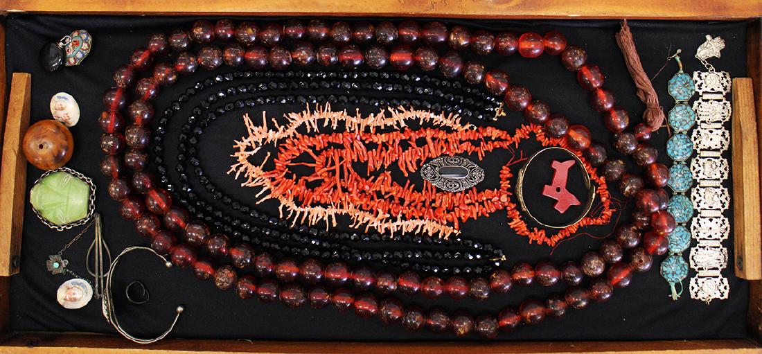 VINTAGE COSTUME JEWELRY (1 of 3)