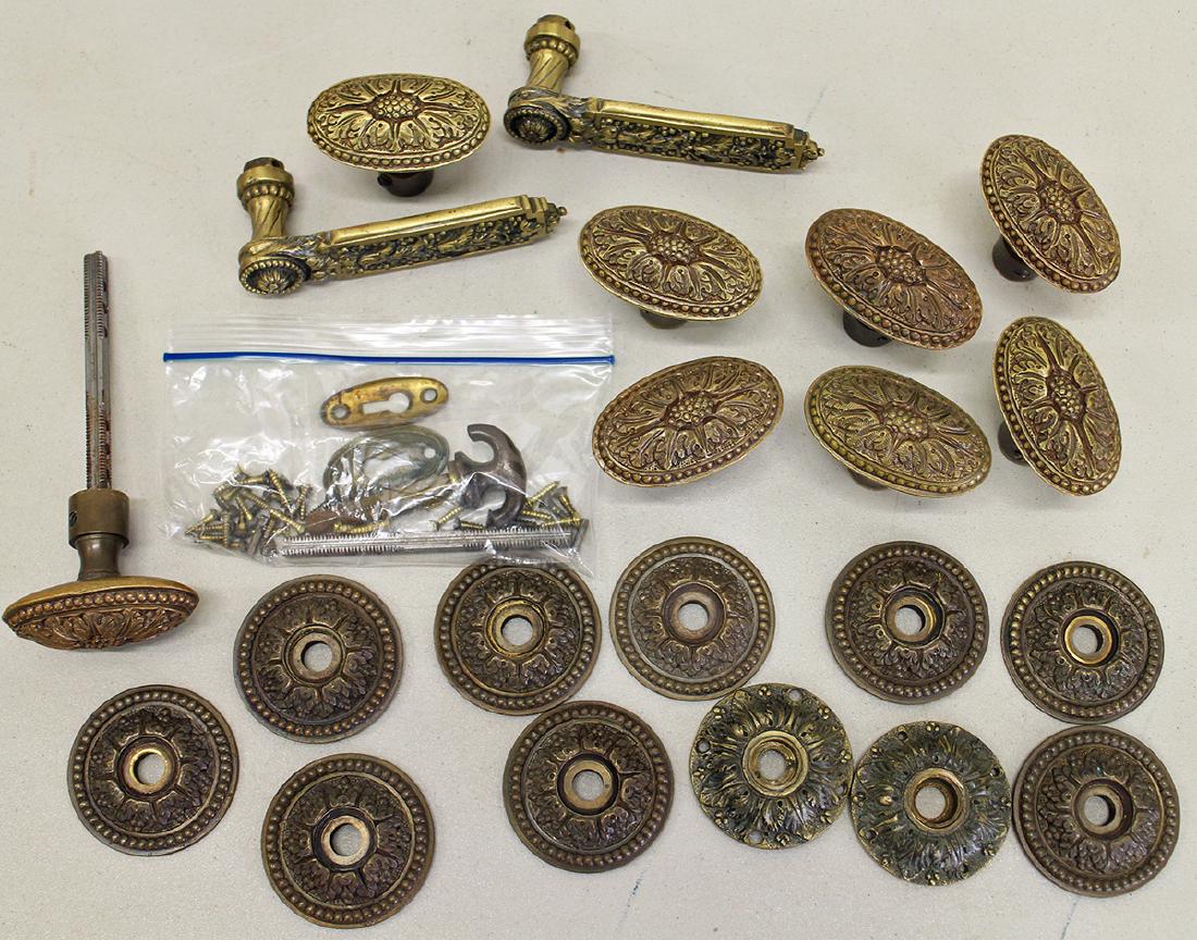 VINTAGE DOOR KNOB HANDLES (1 of 3)