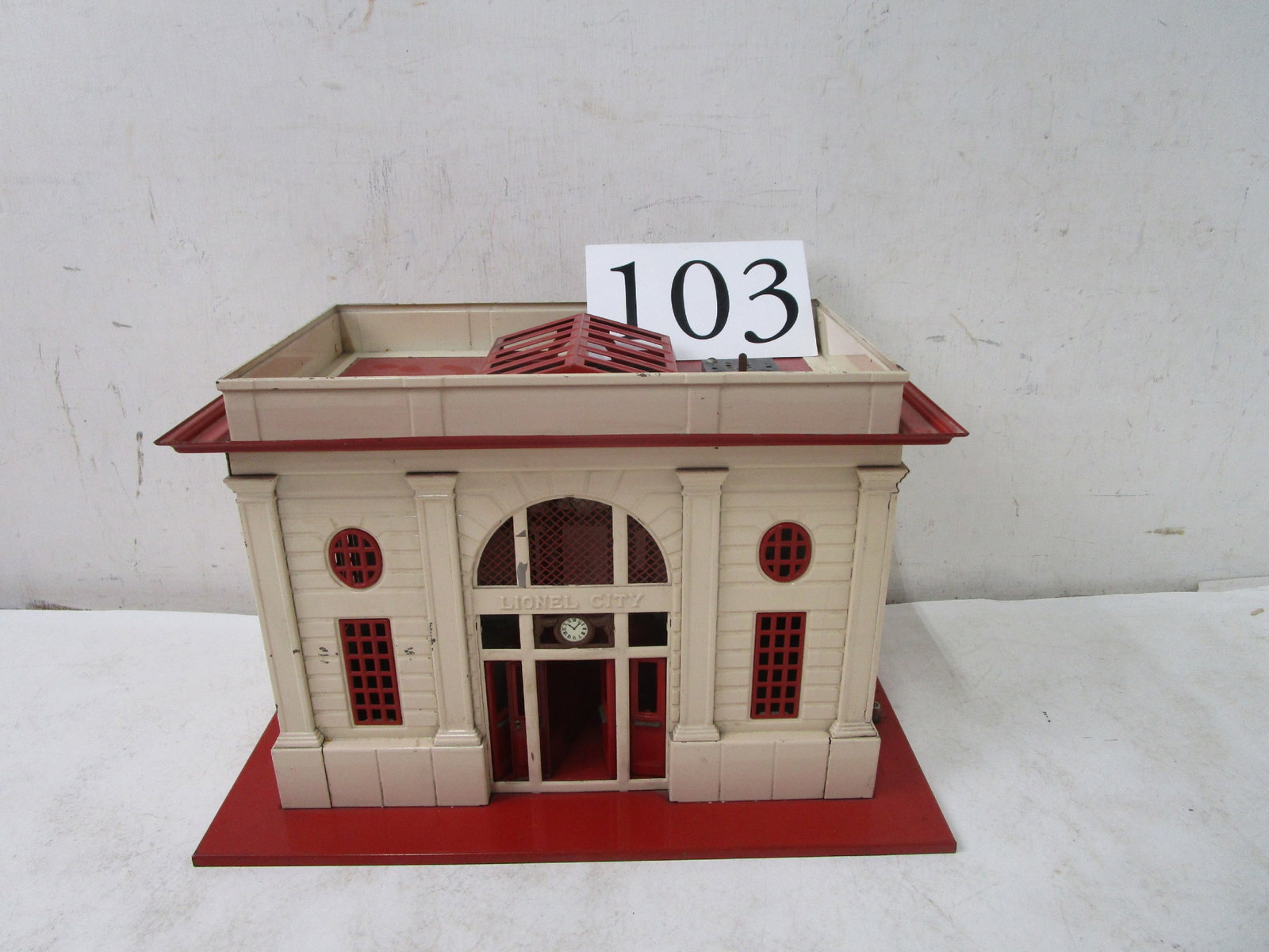 Lionel RR Station: Lionel #117 cream with red roof station