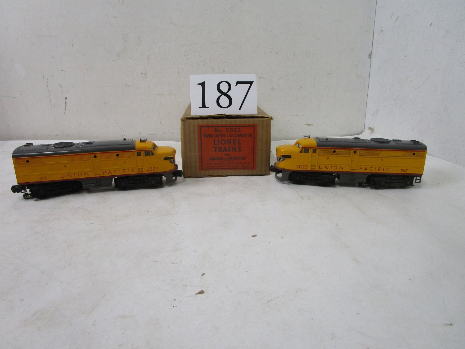 Lionel Train: Lionel #2023 twin diesel locomotives in original box