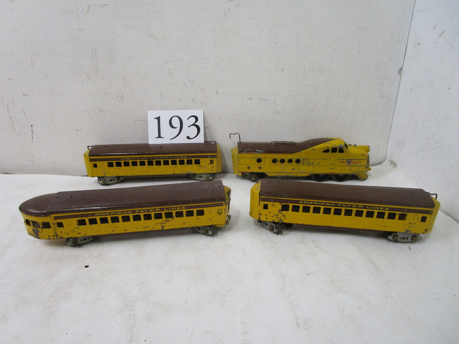 American Flyer Train: American Flyer Union Pacific City of Denver yellow/brown two passenger cars, one observation car