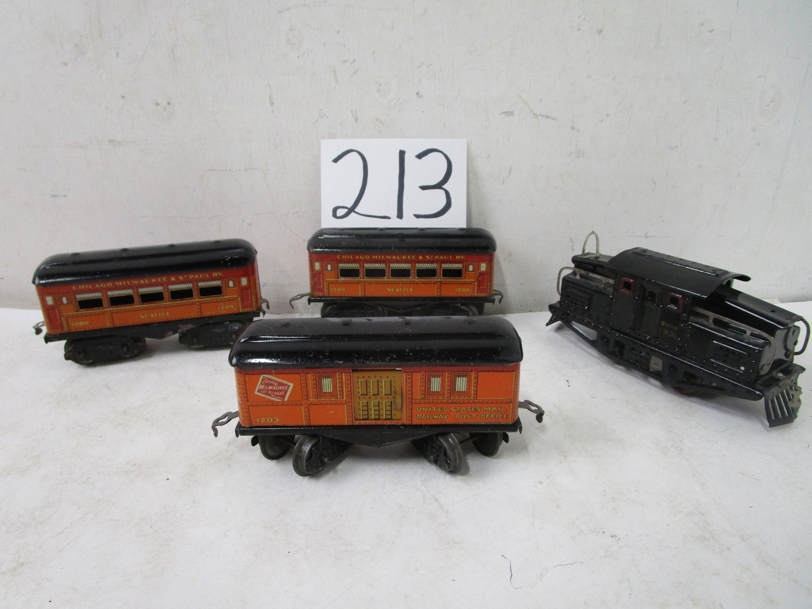 American Flyer Train: American Flyer black #1201 engine, #1305 US railway post office. (2) #1206 Seattle Pullman cars orange w/black roof