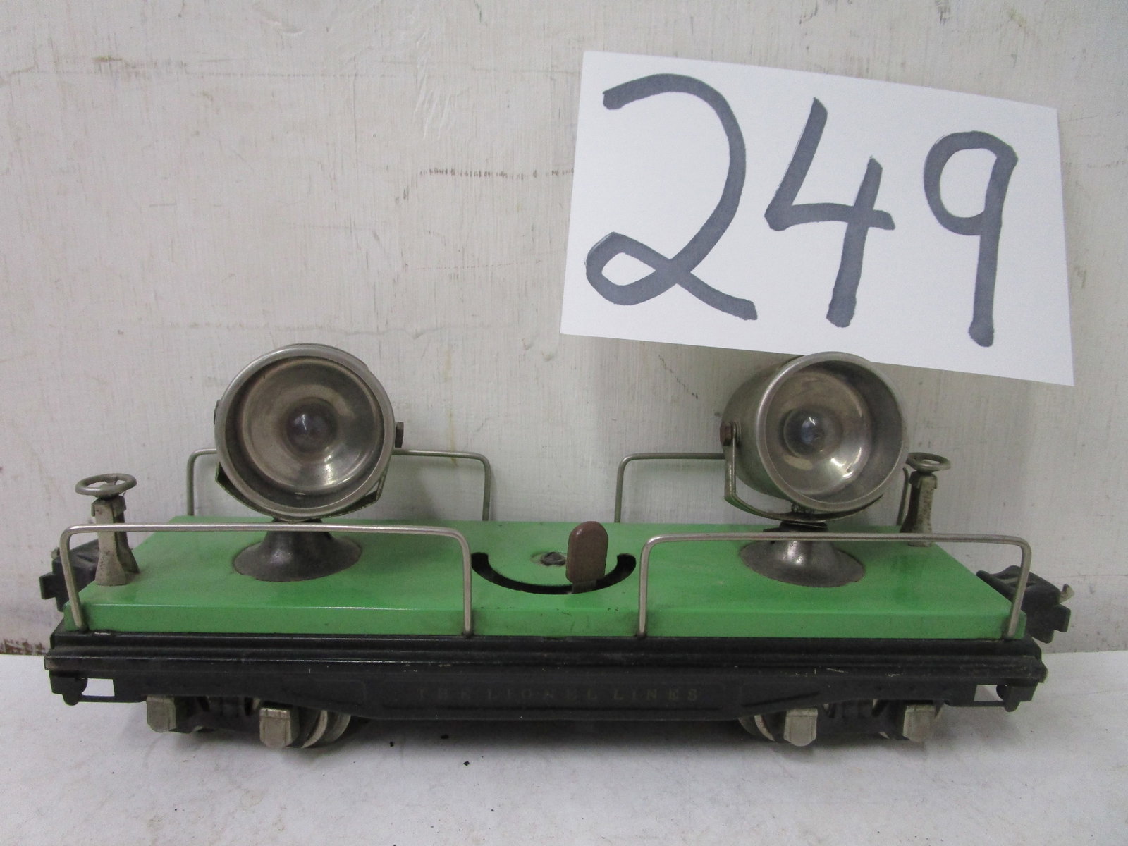 Lionel Searchlight: #2820 green w/chrome Lionel searchlight car
