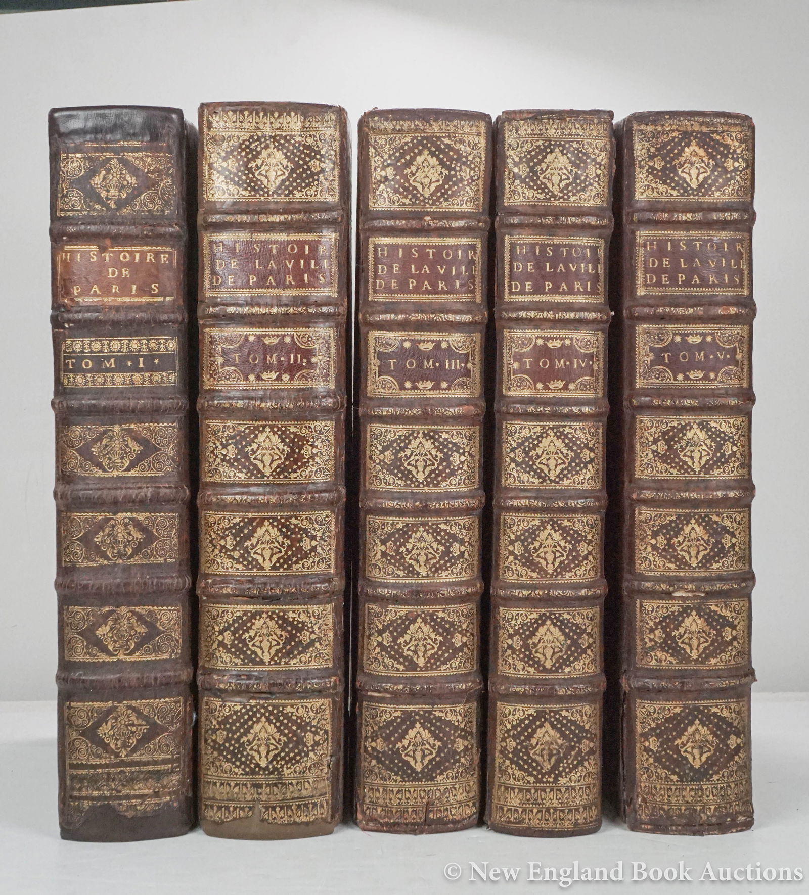 Félibien, Michel: 89. Félibien, Michel. Histoire de la ville de Paris. Engraved frontispiece, large folding engraved map of Paris, 32 engraved plates (30 folding or double-page, some containing 2 images). 5 volumes.