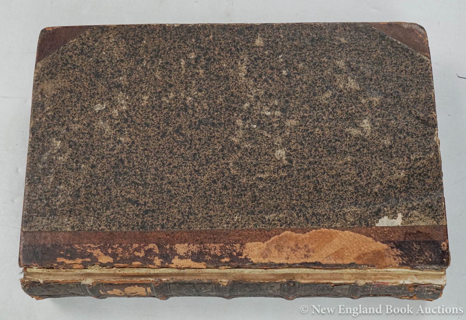 Vogt, Johann: 219. Vogt, Johann. Catalogus Historico-Criticus Librorum Rariorum. Curis quartis recognitius. [32], 736 pages. 8vo, contemporary leather-backed boards; front cover detached, spine chipped. Hamburg: