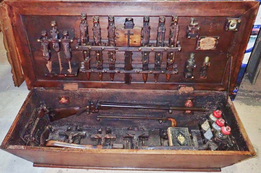 Vampire Hunting Kit in Coffin Box (1 of 10)