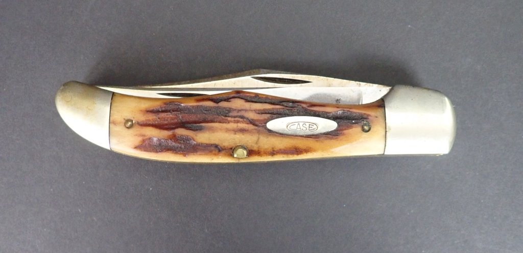 Vintage CASE XX Stag Handle Two Blade Knife: Case XX Folding Hunter Knife. Small plaque on side reads "CASE". Blade marked CASE XX. Length folded: 5 1/4"; Width: 1 1/4". (weapons, RED STAG, pocket knife, collectible)STERLING ASSOCIATES STRIVES T