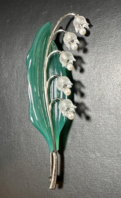 Jade and Crystal 14K Floral Form Brooch Jade and crystal 14k white gold brooch pin in the form of (1 of 4)