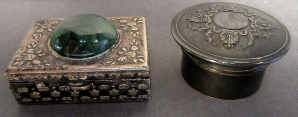Set of 2 pill boxes: Small containers, round pill box is sterling Height of both: ¾"