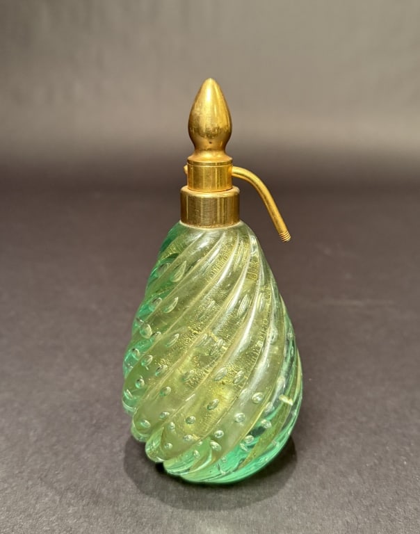 DeVilbiss Blown Glass Atomizer: Height 6.5". The Estate of the late Judy Boyd, New Jersey.STERLING ASSOCIATES STRIVES TO PROVIDE ACCURATE, OBJECTIVE, & FAIR INFORMATION ON ALL LOTS. WE WILL BE HAPPY TO ANSWER ANY QUESTIONS AND PROVI