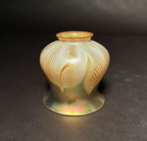 Quezal Iridescent Pulled Feather