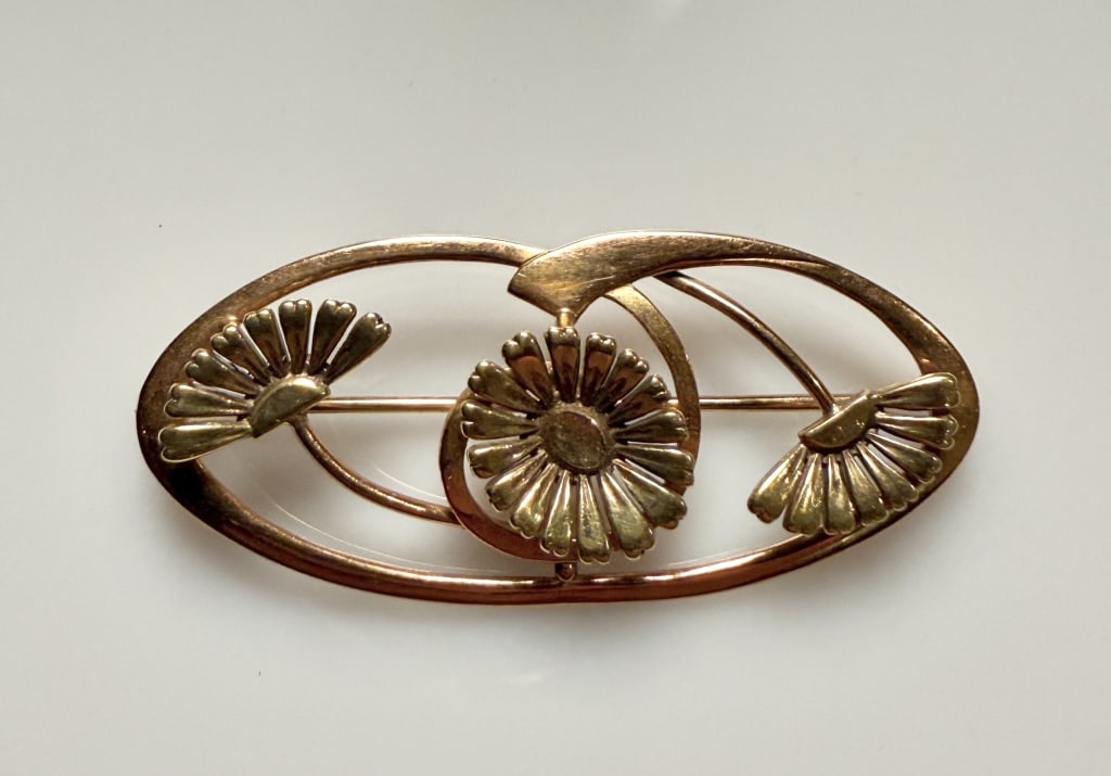 14K Gold Art Nouveau Brooch Pin: Approx. dimensions 1 5/8" x 5/8". Marked 14K. Approx. gross weight 6.3 grams. STERLING ASSOCIATES STRIVES TO PROVIDEACCURATE, OBJECTIVE, & FAIR INFORMATION ON ALL LOTS. WE WILL BE HAPPY TO ANSWER ANY