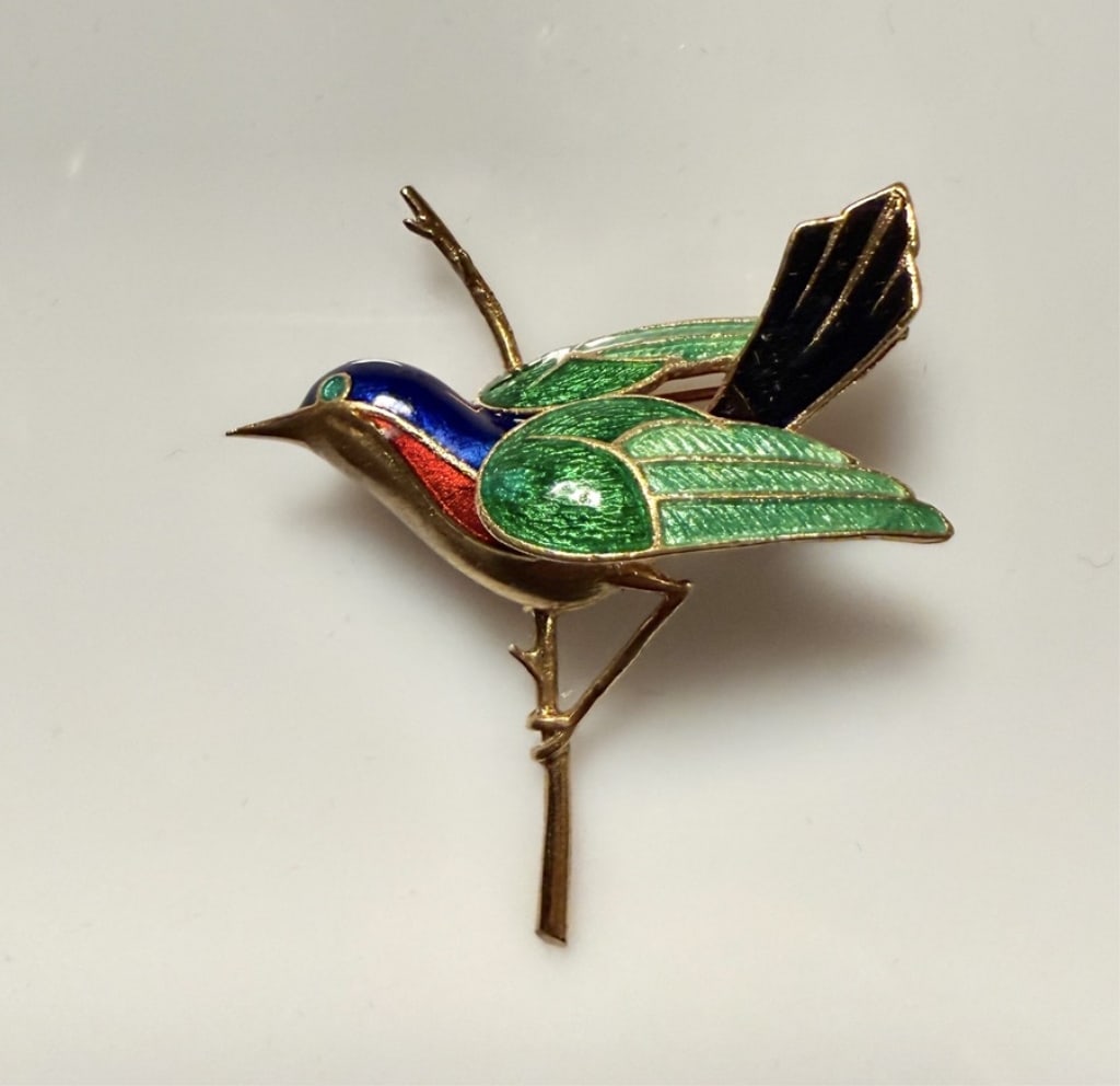 18K Gold And Enamel Bird Brooch Pin: Approx. dimensions 1 5/8" x 1 3/8". Marked 18K. Approx. gross weight 9.4 grams. STERLING ASSOCIATES STRIVES TO PROVIDEACCURATE, OBJECTIVE, & FAIR INFORMATION ON ALL LOTS. WE WILL BE HAPPY TO ANSWER AN