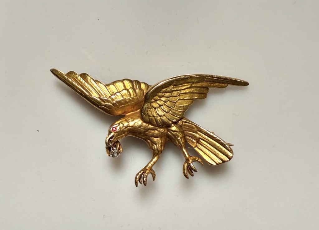 18K Gold And Diamond Bird Brooch Pin: Approx. dimensions 7/8" x 5/8". Marked 18K. Approx. gross weight 8.0 grams. STERLING ASSOCIATES STRIVES TO PROVIDEACCURATE, OBJECTIVE, & FAIR INFORMATION ON ALL LOTS. WE WILL BE HAPPY TO ANSWER ANY QU
