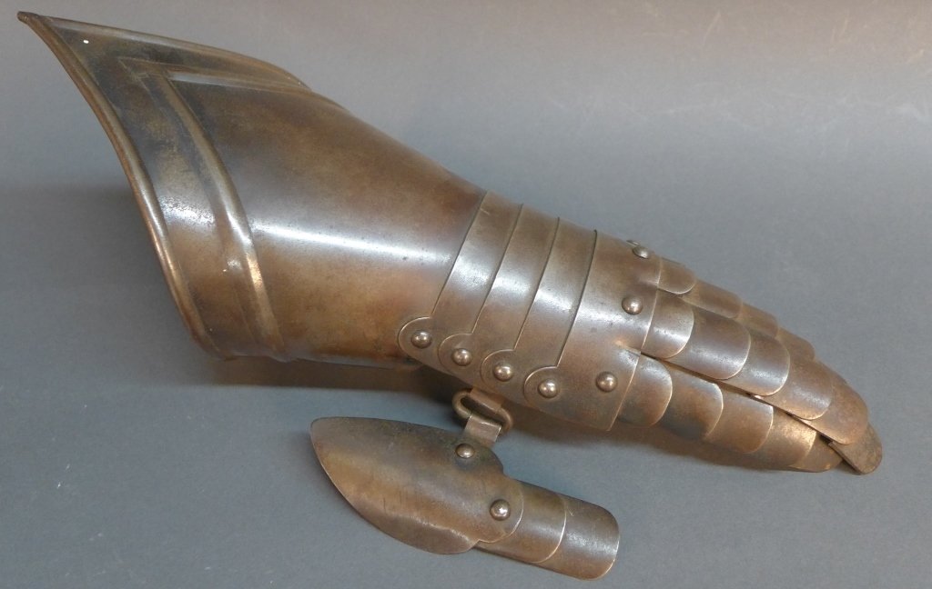 Articulated Plate Gauntlet: 1 Gauntlet (glove) which is fully articulated plate armour. Length: 15"